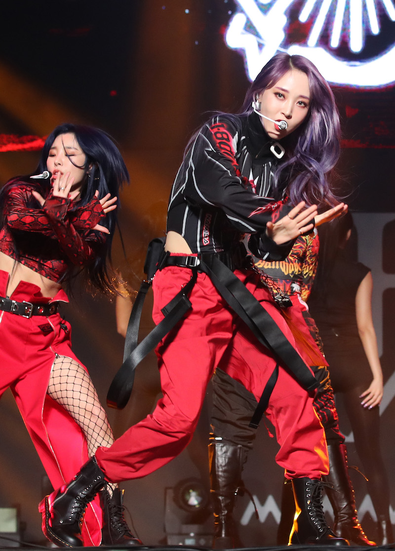 그룹 마마무(MAMAMOO) 문별이 14일 서울 경희대학교 평화의 전당에서 열린 두 번째 정규앨범 ‘리얼리티 인 블랙(reality in BLACK)’ 발매 기념 쇼케이스에 참석해 신곡을 선보이고 있다. 2019.11.14