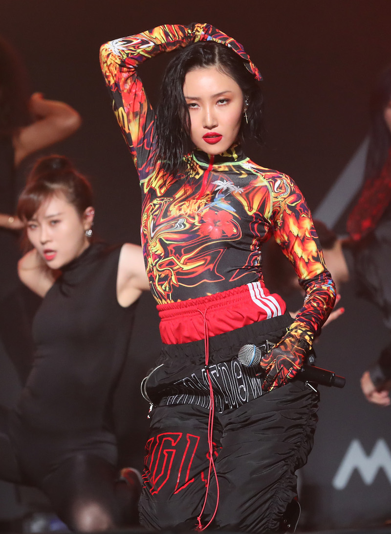 그룹 마마무(MAMAMOO) 화사가 14일 서울 경희대학교 평화의 전당에서 열린 두 번째 정규앨범 ‘리얼리티 인 블랙(reality in BLACK)’ 발매 기념 쇼케이스에 참석해 신곡을 선보이고 있다. 2019.11.14