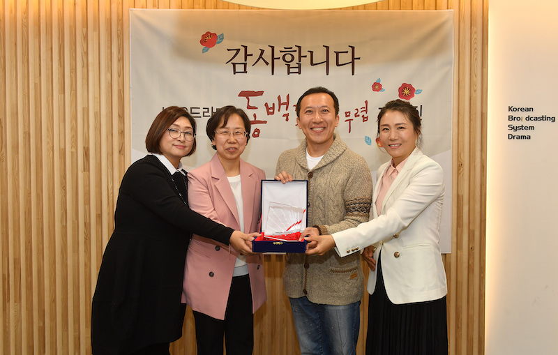 KBS 2TV '동백꽃 필 무렵'에게 감사패를 수여하는 미혼모단체