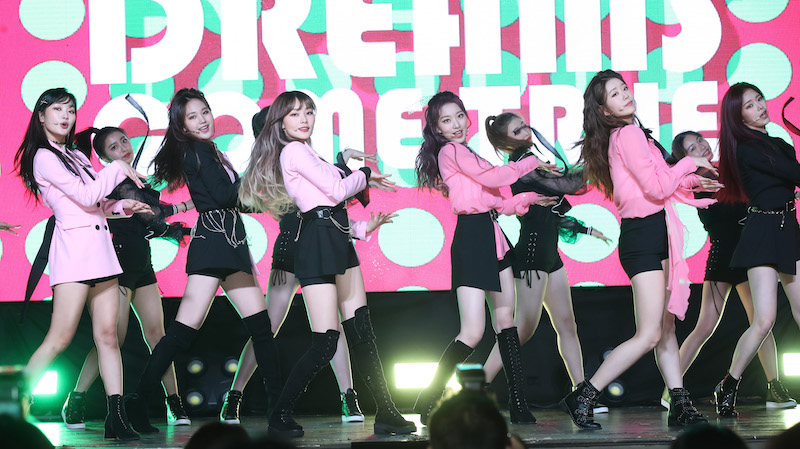 걸그룹 드림노트(DreamNote) 미소(왼쪽부터), 수민, 라라, 유아이, 보니, 은조가 8일 오후 서울 마포구 홍대 무브홀에서 열린 세 번째 싱글 앨범 ‘드림 위시(Dream Wish)’ 발매 기념 쇼케이스에 참석해 신곡을 선보이고 있다. 2020.1.8