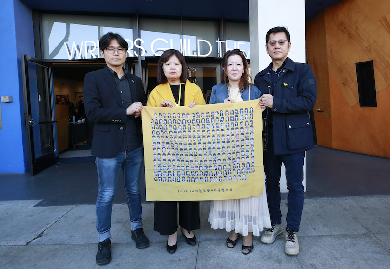 '부재의 기억' 이승준 감독, 세월호 유족인 단원고 장준형군 어머니 오현주씨, 김건우군 어머니 김미나씨 및 감병석 프로듀서(왼쪽부터).