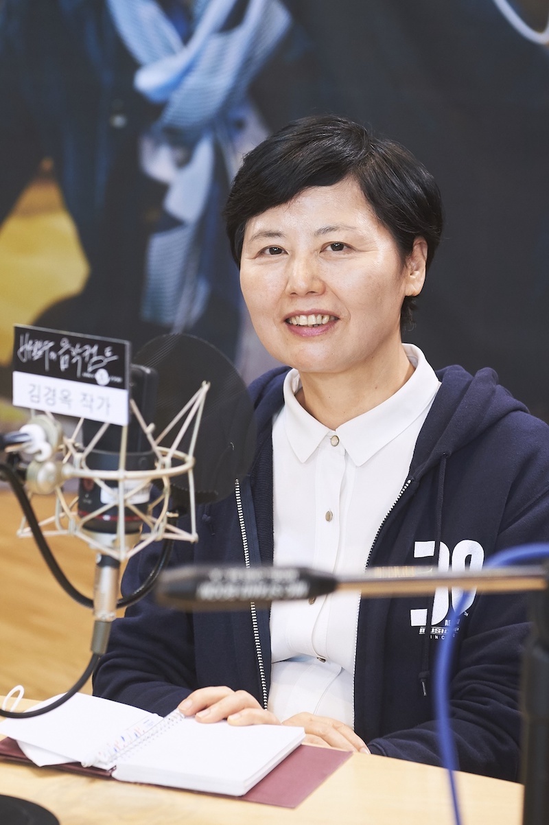 MBC FM4U ‘배철수의 음악캠프’ 30주년 기념 기자간담회에 참석한 김경옥 작가