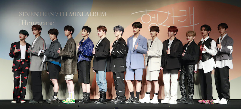 세븐틴(Seventeen)이 22일 오후 서울 강남구 인터컨티넨탈 서울 코엑스에서 열린 7집 미니앨범 ‘헹가래’ 발매기념 기자간담회에 참석해 포즈를 취하고 있다. 왼쪽부터 호시, 준, 디노, 디에잇, 원우, 버논, 에스쿱스, 민규, 정한, 승관, 우지, 조슈아, 도겸. 2020.6.22