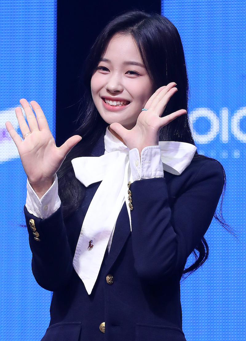 걸그룹 위클리의 지한이 30일 오후 서울 마포구 합정동 신한카드 판스퀘어에서 열린 데뷔 앨범 ‘We Are’ 발매 기념 쇼케이스에서 포즈를 취하고 있다. 2020.6.30