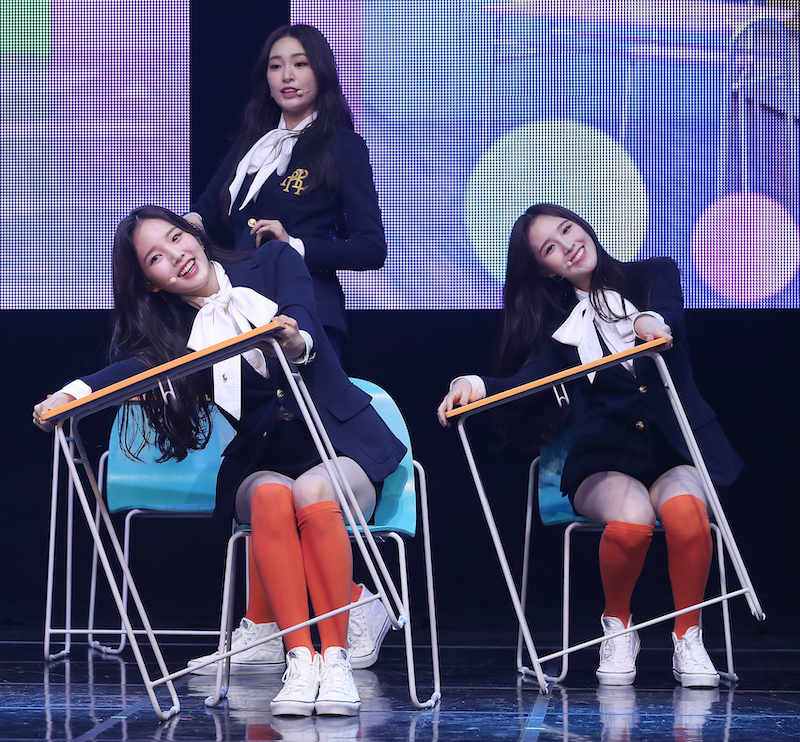 걸그룹 위클리 이수진과 이재희(오른쪽)가 30일 오후 서울 마포구 합정동 신한카드 판스퀘어에서 열린 데뷔 앨범 ‘We Are’ 발매 기념 쇼케이스에서 열정적인 무대를 펼치고 있다. 2020.6.30