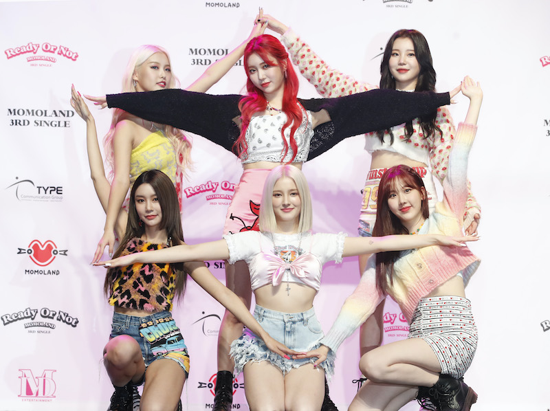 걸그룹 모모랜드((MOMOLAND)가 17일 오후 서울 광진구 예스24 라이브홀에서 열린 세 번째 싱글 앨범 '레디올낫(Ready Or Not)' 발매기념 쇼케이스에 참석해 포즈를 취하고 있다. 왼쪽위부터 시계방향으로 아인, 제인, 주이, 나윤, 낸시, 혜빈. 2020.11.17