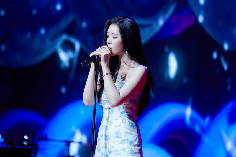 가수 선미가 새 싱글 앨범 '꼬리' 발매 기념 온라인 쇼케이스에서 수록곡 '꽃같네' 무대를 선보이고 있다. 2021.2.23.