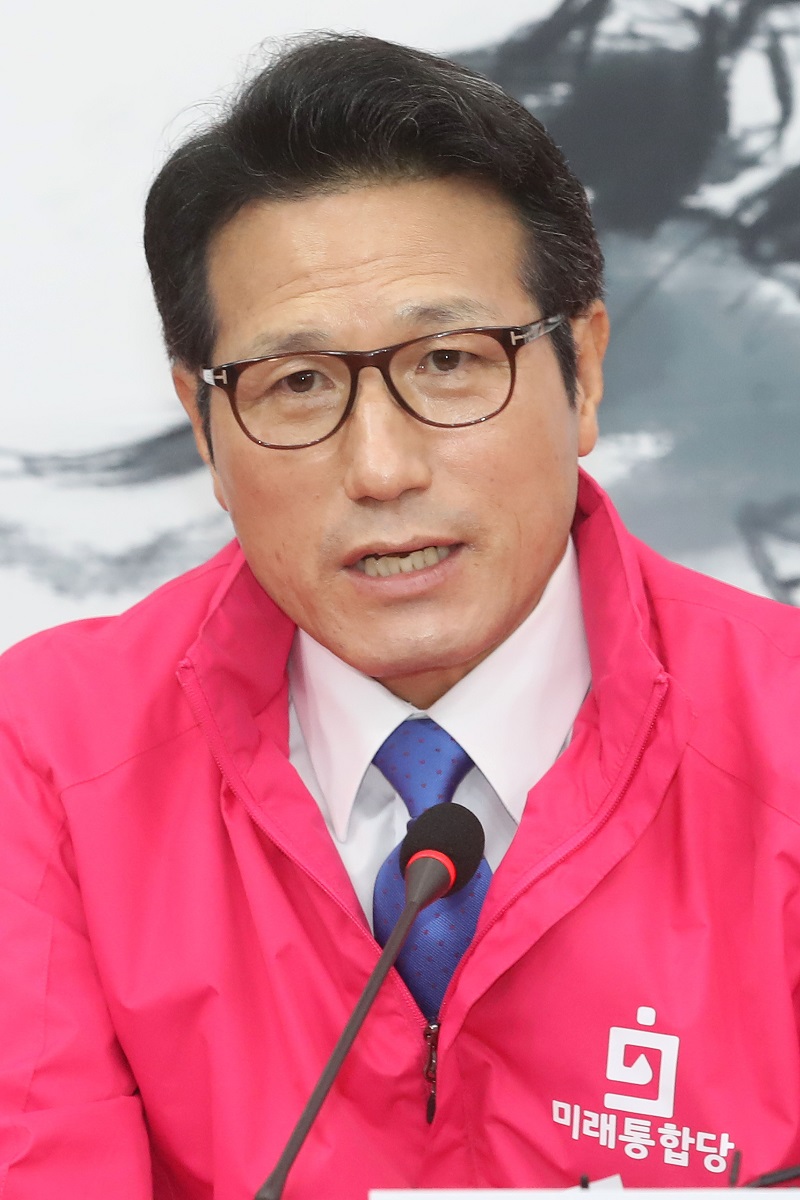정병국 미래통합당 의원이 27일 오전 서울 여의도 국회에서 열린 선거전략대책회의에서 모두발언을 하고 있다. 2020.3.27