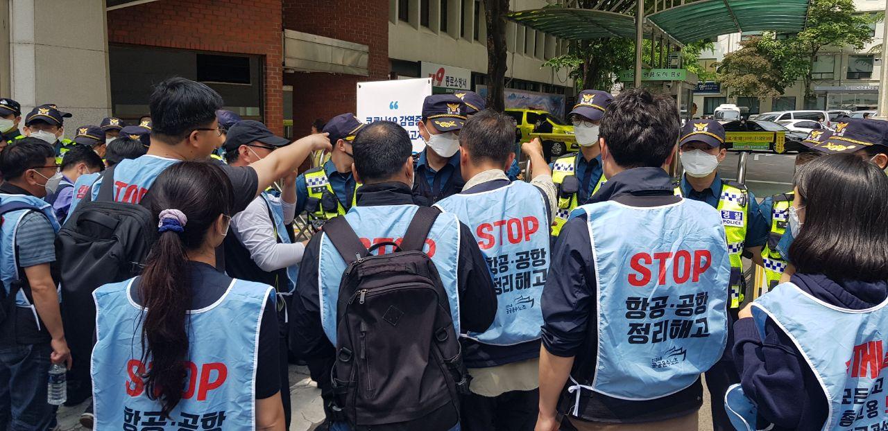 민주노총 공공운수노조가 18일 아시아나케이오지부 천막농성장을 강제철거 행정집행한 종로구청에 민원을 접수하러 방문했지만 경찰이 구청 진입을 저지하고 있다.