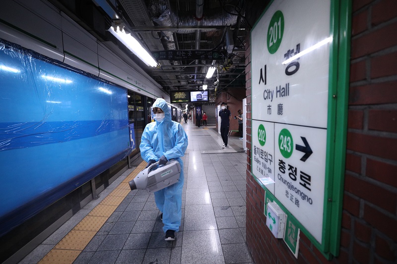 서울 지하철 2호선 시청역의 안전관리요원 3명이 신종 코로나바이러스 감염증(코로나19) 확진판정을 받은 가운데 지난달 17일 오후 시청역에서 관계자들이 긴급방역을 실시하고 있다.