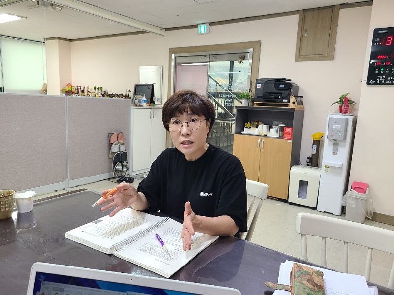 공혜정 대학아동학대방지협회 대표가 지난 27일 경남 창원 대아협 사무실에서 민중의소리와 인터뷰를 하고 있다.