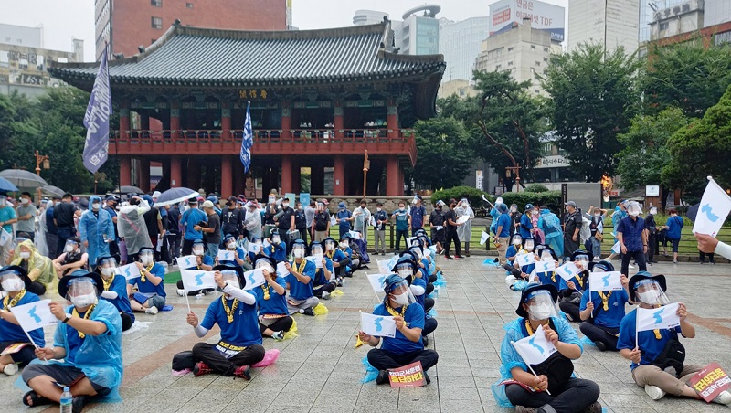 민주노총 조합원들이 광복절인 15일 서울 종로구 보신각에서 ‘민주노총 8·15 노동자대회’를 하고 있다.