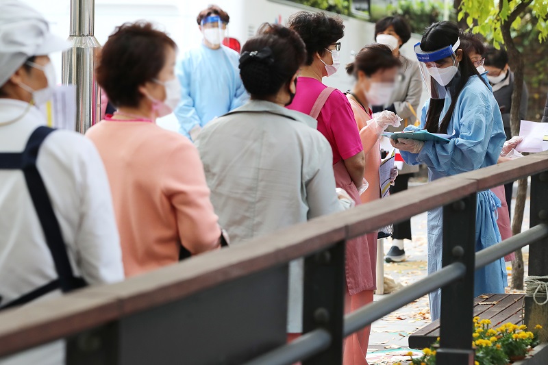 지난달 22일 오후 서울 성동구 보건소 선별진료소에서 노인요양시설 종사자들이 코로나19 선제검사를 받기 위해 줄을 서 있다. (사진=성동구청 제공)