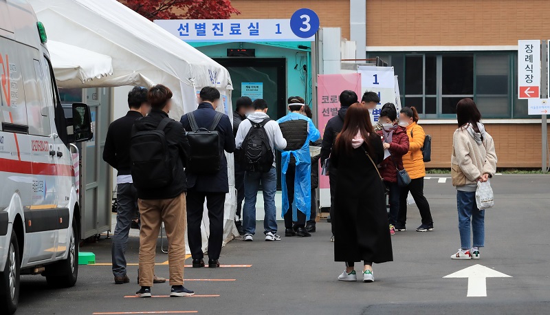 정부가 19일부터 수도권의 사회적 거리두기 단계를 1단계에서 1.5단계로 격상하기로 한 17일 오전 서울 중구 국립중앙의료원에 마련된 선별진료소에서 시민들이 검체검사 순서를 기다리고 있다.