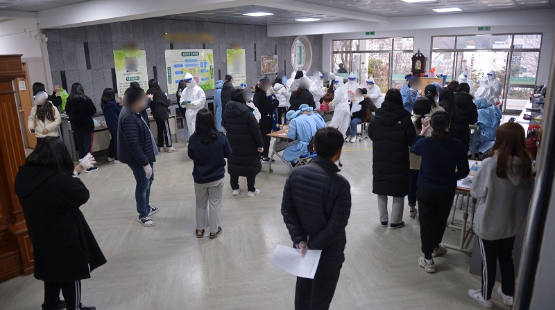 광주에서 전남대병원발 신종 코로나바이러스 감염증(코로나19) 확진자가 속출하고 있는 가운데 20일 오후 광주 남구 한 고등학교에서 재학생들이 진단 검사를 받기 위해 줄지어 서 있다. 이날 광주에서는 해당 학교 재학생이 진단 검사에서 양성 판정을 받았다.