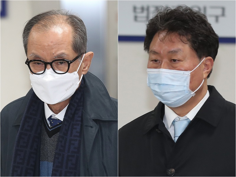 인체에 유독한 원료 물질을 사용한 가습기살균제를 제조·판매한 혐의로 기소된 홍지호 전 SK케미칼 대표(왼쪽)와 안용찬 전 애경산업 대표가 12일 오후 서울 서초구 서울중앙지방법원에서 열린 업무상과실치사 등 1심 선고공판을 마치고 나서고 있다.