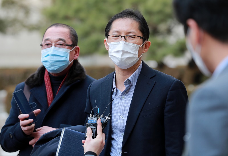 지난 2000년 전북 익산에서 발생한 '약촌오거리 살인사건'의 범인으로 몰려 10년간 억울한 옥살이를 했던 최모 씨가 13일 국가를 상대로 낸 손해배상 청구 소송에서 승소했다. 사건의 재심을 맡은 박준영 변호사(오른쪽)와 진범을 체포했던 황상만 전 군산경찰서 형사반장이 이날 선고공판을 마친 뒤 기자회견을 하고 있다.