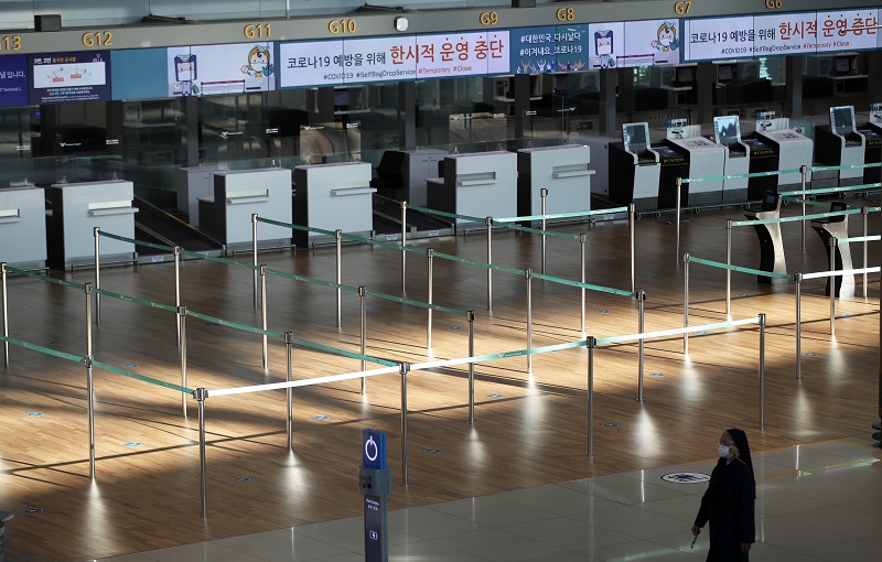 4일 오후 인천국제공항 제1여객터미널 출국장이 한산한 모습을 보이고 있다. 방역 당국은 이날 변이 바이러스에 의한 3∼4월 '4차 대유행' 가능성을 공식 언급했다. 2021.2.4