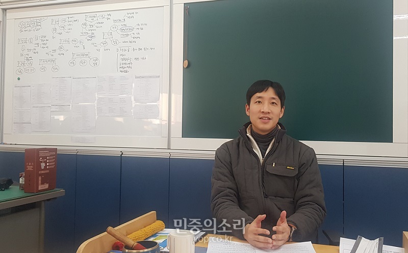 강환욱 판동초 교사가 지난 5일 판동초 교실에서 인터뷰를 하고 있다.