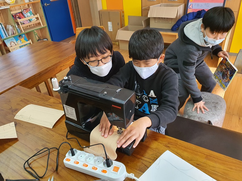 재봉틀을 배우고 있는 판동초 학생들.