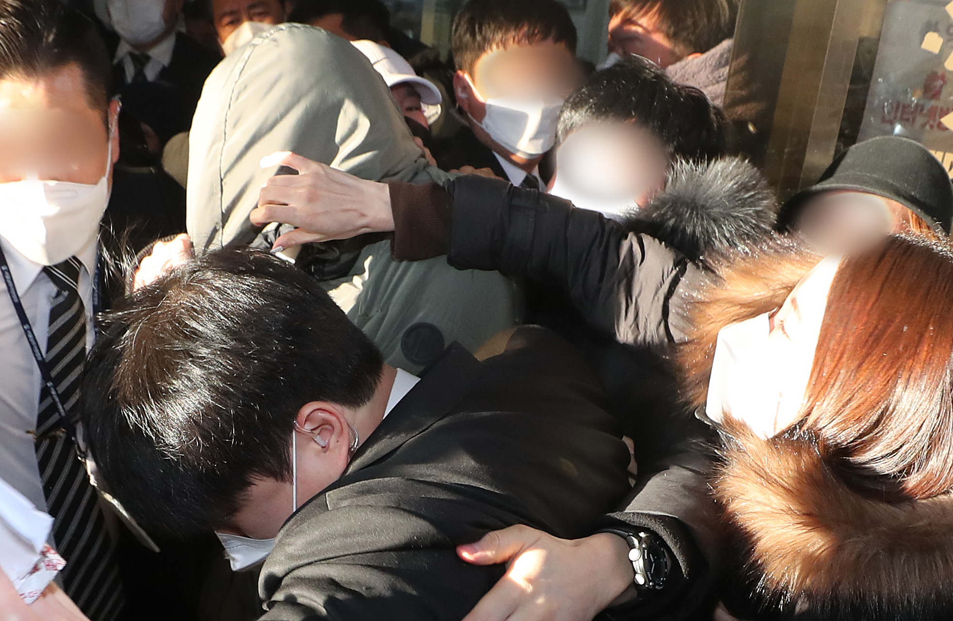 정인양을 입양한 후 수개월간 학대해 사망에 이르게 한 혐의를 받는 양부 안모씨가 17일 오후 서울 양천구 서울남부지방법원에서 열린 2차 공판을 마친 뒤 시민들의 항의를 받으며 법원 청사를 나서고 있다. 2021.2.17