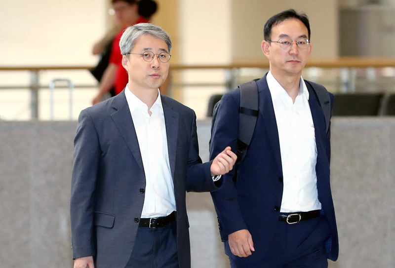 한일 전략물자 수출 통제 과장급 간담회를 위해 전찬수 산업통상자원부 무역안보과장과 한철희 동북아통상과장이 12일 오전 김포국제공항을 통해 일본으로 출국하고 있다.
