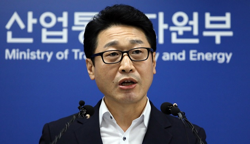 일본을 백색국가에서 제외하는 내용을 담은 전략물자 수출입고시 개정안을 발표하는 이호현 산업통상자원부 무역정책관