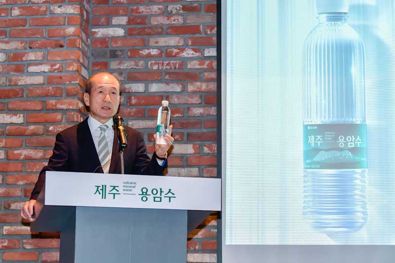 제주용담수 기자 간담회에 참석한 허인철 오리온 부회장