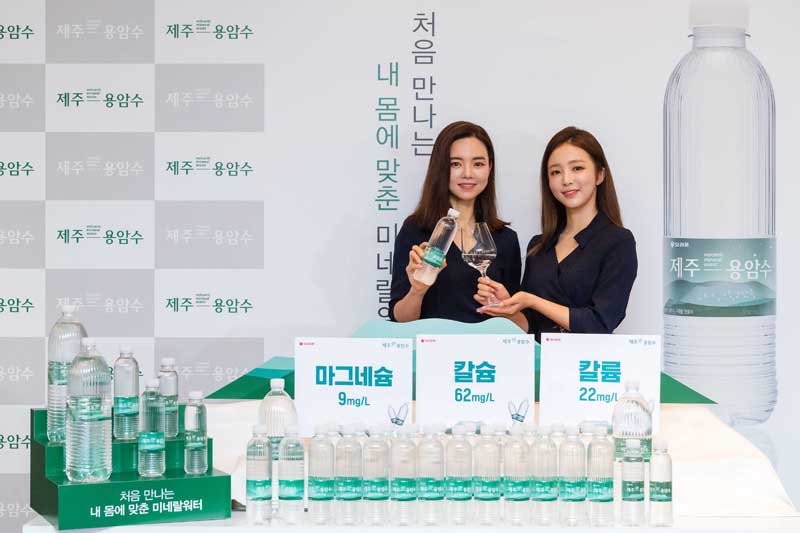 오리온 제주용암수 출시 기자간담회에서 모델들이 오리온 제주용암수 제품을 소개하고 있다