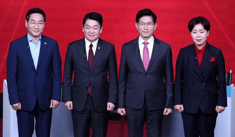 김문수몰아붙인안철수“탄핵반대국민께사과했나...반성과사과없인대선필패”