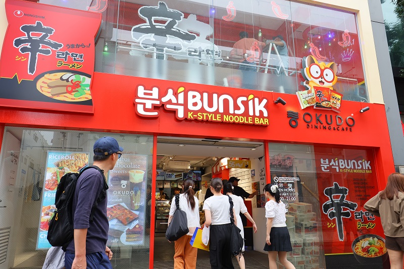 농심, 일본 하라주쿠에 ‘신라면 분식’ 오픈
