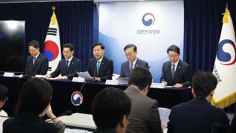 윤철 경제부총리 겸 기획재정부 장관이 15일 오전 서울 종로구 정부서울청사에서 주택시장 안정화 대책 발표를 하고 있다. 왼쪽부터 임광현 국세청장, 윤창렬 국무조정실장, 구윤철 부총리, 김윤덕 국토교통부 장관, 이억원 금융위원장.