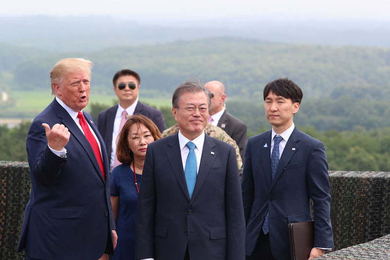 문재인 대통령과 도널드 트럼프 미국 대통령이 지난 6월 30일 오후 경기 파주 판문점 인근 비무장지대(DMZ) 내 오울렛 초소(OP)에서 북한지역을 관망하며 이야기를 나누고 있다. 2019.06.30.