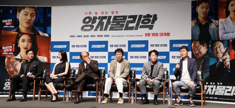 이성태 감독이 13일 서울 강남구 CGV압구정에서 열린 영화 '양자물리학' 제작보고회에서 소감을 밝히고 있다. '양자물리학'은 유흥계의 화타, 업계의 에이스, 그리고 구속된 형사가 직접 마약 수사에 나서면서 벌어지는 일들을 그린 범죄오락영화다. 왼쪽부터 배우 박해수, 서예지, 김상호 김응수, 이창훈, 이감독. 2019.8.13