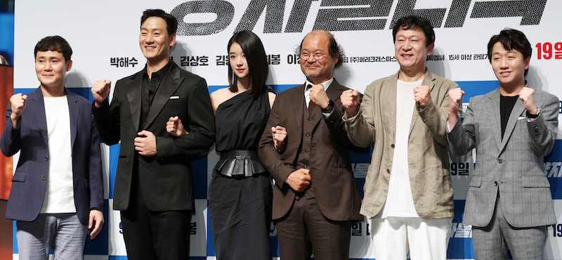 이성태 감독이 13일 서울 강남구 CGV압구정에서 열린 영화 '양자물리학' 제작보고회 에서 출연배우들과 포즈를 취하고 있다. '양자물리학'은 유흥계의 화타, 업계의 에이스, 그리고 구속된 형사가 직접 마약 수사에 나서면서 벌어지는 일들을 그린 범죄오락영화다. 왼쪽부터 이 감독, 배우 박해수, 서예지, 김상호 김응수, 이창훈. 2019.8.13