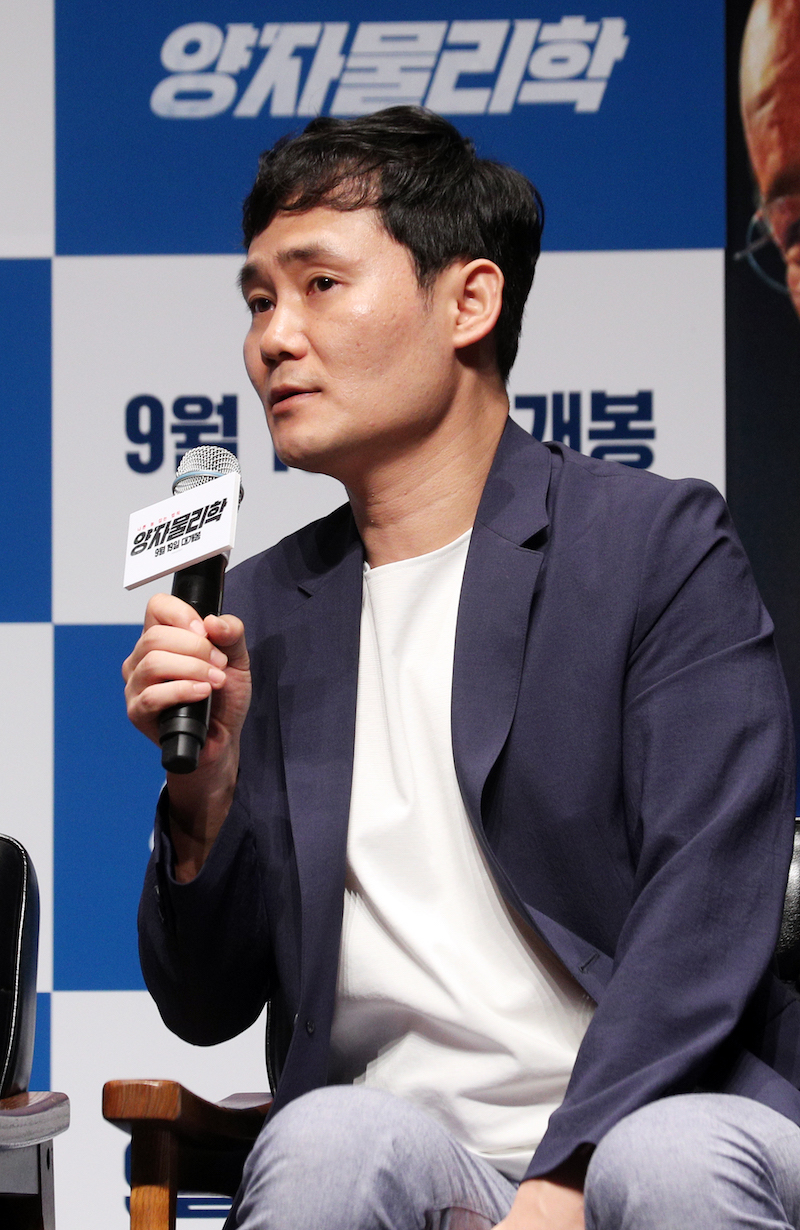 이성태 감독이 13일 서울 강남구 CGV압구정에서 열린 영화 '양자물리학' 제작보고회에서 소감을 밝히고 있다. '양자물리학'은 유흥계의 화타, 업계의 에이스, 그리고 구속된 형사가 직접 마약 수사에 나서면서 벌어지는 일들을 그린 범죄오락영화다. 2019.8.13