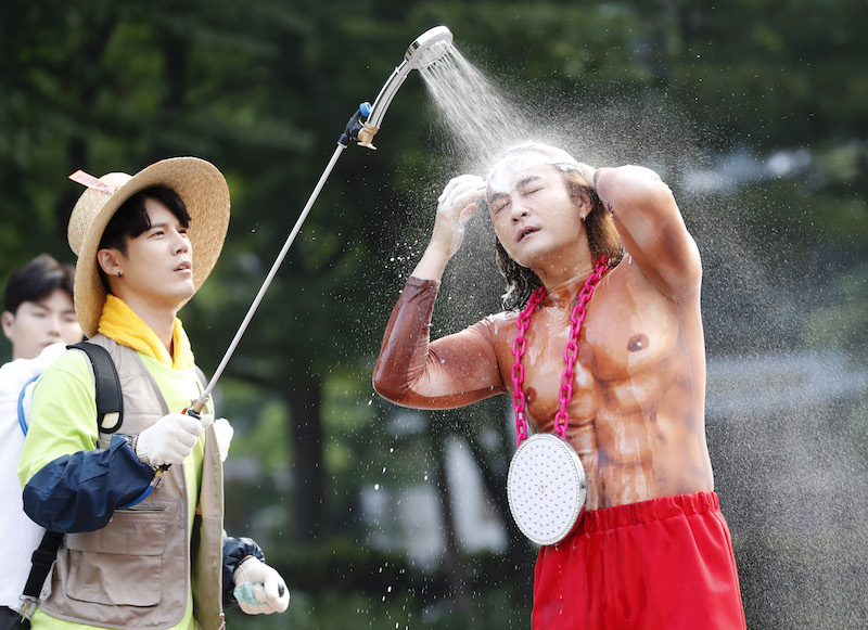 노라조가 19일 오전 서울 여의도 KBS 신관 공개홀에서 열린 KBS2 '뮤직뱅크'(뮤뱅) 리허설에 참석해 샤워 퍼포먼스를 하고 있다. 2019.7.19