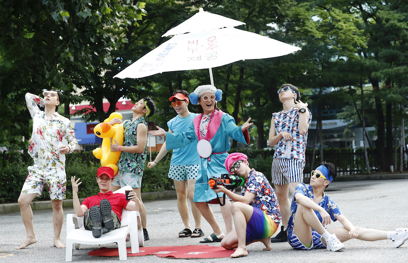 노라조가 2일 오전 서울 여의도 KBS 신관 공개홀에서 열린 KBS2 '뮤직뱅크'(뮤뱅) 리허설에 참석해 휴양지 깜짝 퍼포먼스를 펼치고 있다. 2019.8.2