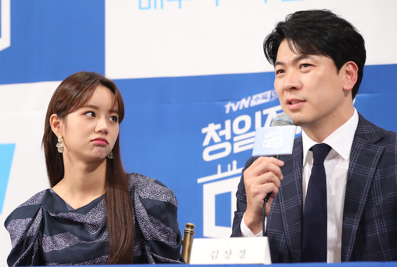 배우 이혜리(왼쪽)가 18일 서울 임피리얼팰리스에서 열린 tvN 새 수목드라마 ‘청일전자 미쓰리’ 제작발표회에 참석해 자신의 털털함을 폭로(?)한 김상경을 바라보고 있다. ‘청일전자 미쓰리’는 위기의 중소기업 ‘청일전자’ 직원들이 삶을 버텨내며 함께 성장하는 과정을 그린 휴먼 오피스 드라마다. 2019.9.18