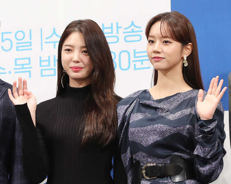 배우 엄현경, 이혜리(오른쪽)가 18일 서울 임피리얼팰리스에서 열린 tvN 새 수목드라마 ‘청일전자 미쓰리’ 제작발표회에 참석해 포즈를 취하고 있다. ‘청일전자 미쓰리’는 위기의 중소기업 ‘청일전자’ 직원들이 삶을 버텨내며 함께 성장하는 과정을 그린 휴먼 오피스 드라마다. 2019.9.18