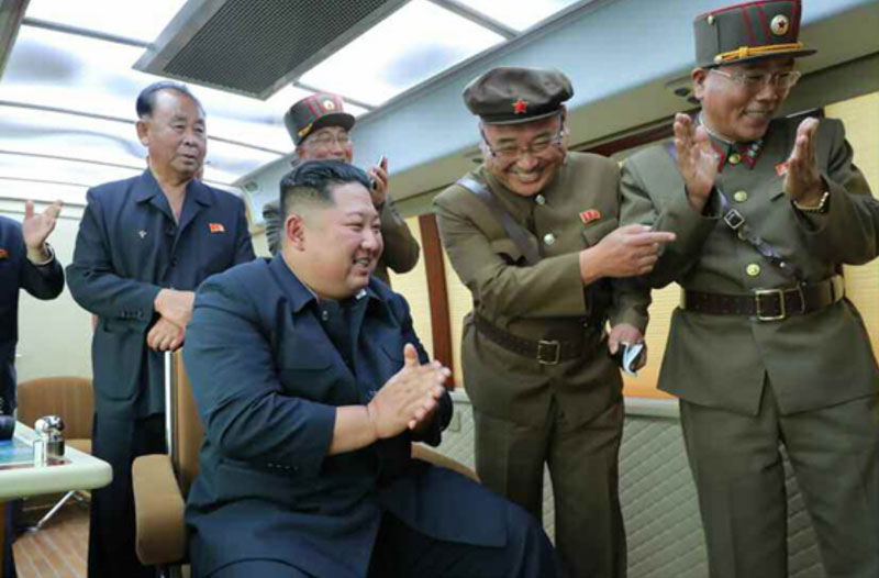 노동신문이 북한 김정은 위원장이 16일 오전 새 무기의 시험사격을 또다시 지도했다고 17일 보도했다. 이날 시험사격에는 리병철, 김정식, 장창하, 전일호, 정승일을 비롯한 당중앙위원회와 국방과학부문의 지도간부들이 함께 했다고 전했다. 2019.08.17.