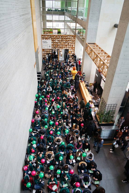 네이버지회가 경기도 성남시 네이버 본사 그린팩토리 1층 로비에서 점심시간 동안 쟁의행위를 벌이고 있다. 조합원들이 손에 풍선을 든 채 집회에 참여하고 있다.