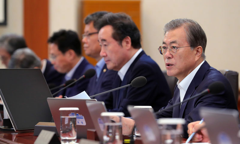 문재인 대통령이 8일 서울 종로구 청와대 세종실에서 열린 국무회의에서 발언하고 있다. 2019.10.08.