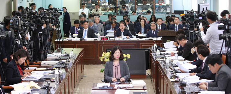 조희연 서울시교육감이 18일 서울 종로구 서울시교육청에서 열린 국회 교육위원회의 서울시교육청·인천시교육청·경기도교육청에 대한 국정감사에서 의원 질의에 답변하고 있다. 2019.10.18.