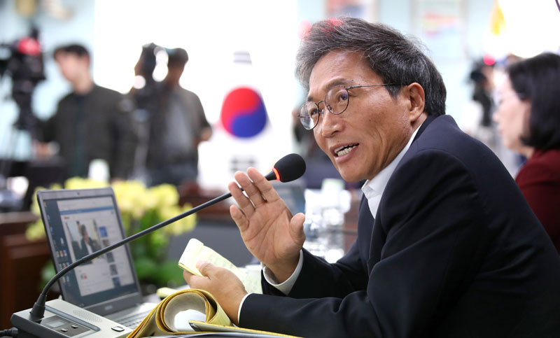 이학재 자유한국당 의원이 18일 서울 종로구 서울시교육청에서 열린 국회 교육위원회의 서울시교육청·인천시교육청·경기도교육청에 대한 국정감사에서 질의를 하고 있다. 2019.10.18.