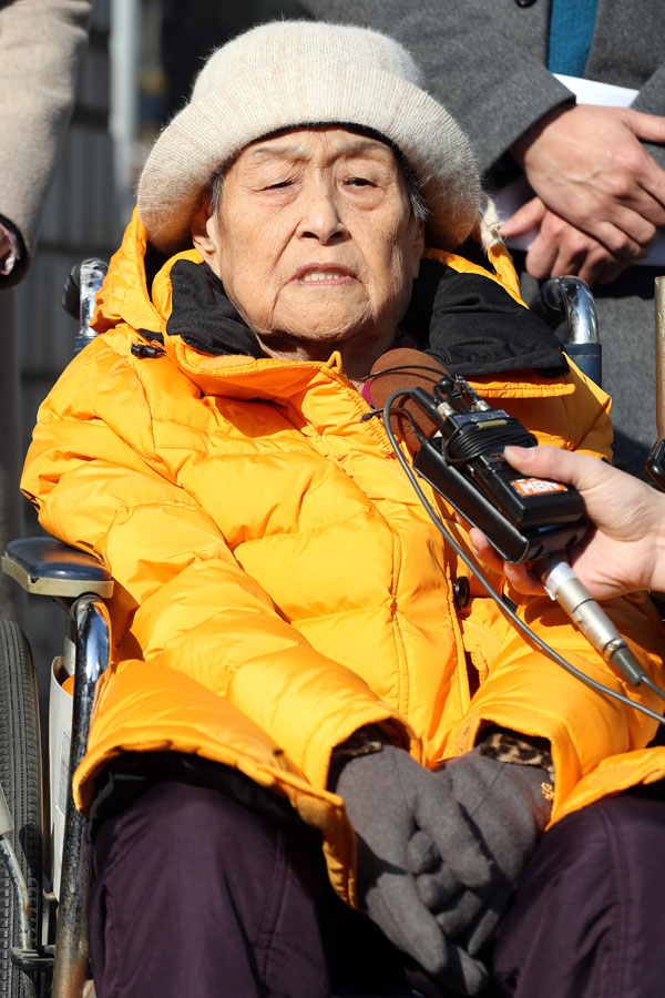 근로정신대 피해자 이춘면 할머니가 23일 오후 서울 서초구 서울중앙지방법원에서 열린 후지코시 상대로 낸 손해배상 청구 소송 항소심에서 승소한 이후 입장을 밝히고 있다. 2019.01.23.