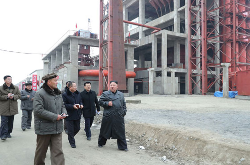 김정은 북한 국무위원장이 새해 첫 행보로 순천린비료공장 건설현장을 시찰했다. 2020.01.07.