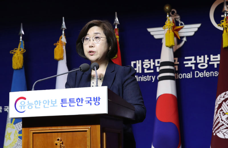 국방부 최현수 대변인이 6일 오전 서울 용산구 국방부 브리핑실에서 북한이 동해로 발사한 발사체 2발에 대해 묻는 기자들의 질문에 한미 정보당국이 정밀분석 중 이라 밝히고 있다. 2019.08.06.