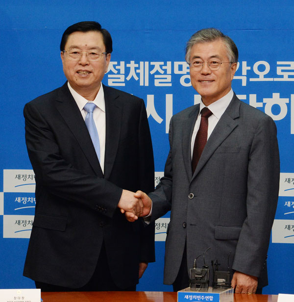 문재인 새정치민주연합 대표가 11일 국회를 방문한 장더장 중국 전국인민대표회의 상무위원장과 당 대표실에서 악수하고 있다. 2015.06.11.