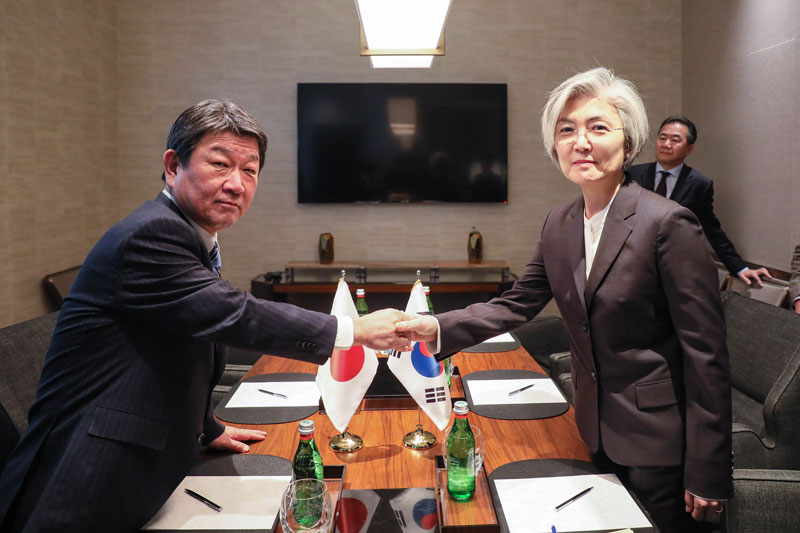14일 오후(현지시간) 강경화 외교부 장관이 모테기 도시미쓰(茂木 敏充) 일본 외무대신과 한일 외교장관회담을 갖고, 상호 관심사에 대해 의견을 교환하였다. 2020.01.15